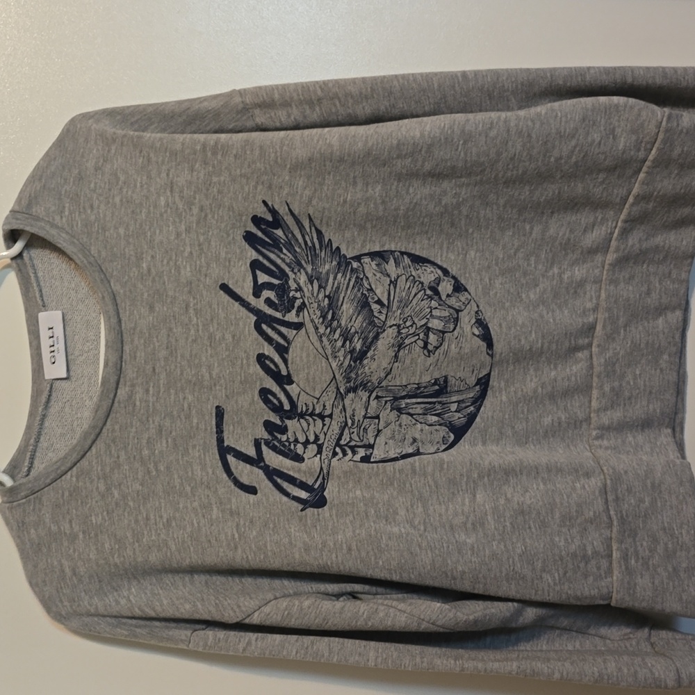 Gilli Heather Gray Top with Navy Graphic